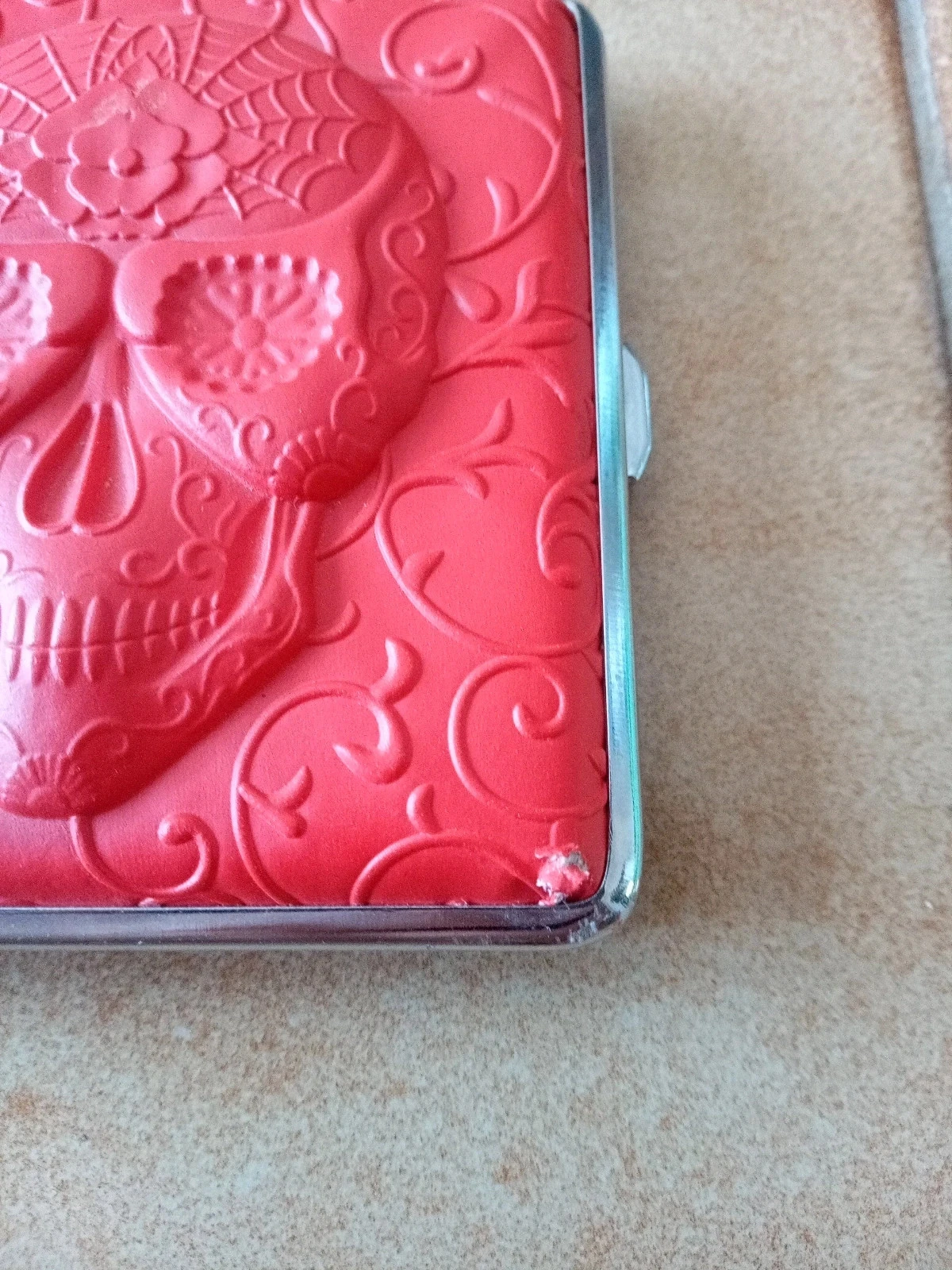 Red rigid cigarette case with embossed skull - Rock / Gothic style – photo 4